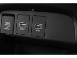 スマートフォンなどの音楽再生が可能なUSB接続ジャック装備車両です♪♪♪