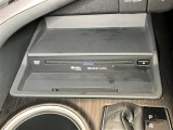 CDやDVDの再生ができるデッキがついています。