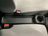 運転席からも助手席からも自由に使えるドリンクホルダー付。【センターロングコンソールトレー】ちょっとした小物を置くのに便利です。
