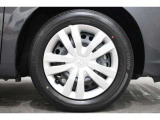 純正のホイールキャップが足元を飾ります!タイヤサイズは185/60R15になります。