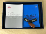 メンテナンスノート【点検整備記録簿・保証書】、取説も揃ってます。スマートキーはバッグなどにしまったままボタン操作でエンジン始動・停止やハイブリッドシステムの起動や停止ができて大変便利です
