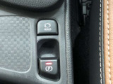 HOLD機能付きの電動パーキングブレーキ。HOLD機能を使用すると、信号待ちなどでフットブレーキから足を放しても、車は動かずそのまま停車してくれます。ドライブなど足が疲れた時には便利な機能です。
