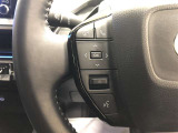 【ステアリングスイッチ】マルチインフォメーションディスプレイ内の表示切替や運転支援機能、オーディオなどの操作をステアリングから手を離さずに行うことができます。
