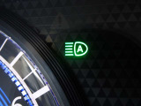 【ハイビームアシスト】先行車または対向車の有無や周辺の明るさなどに応じて、ヘッドライトのハイビーム(上向き)とロービーム(下向き)を自動で切り替えます。