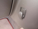 助手席足元には便利なフック付き!