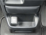 【アクセサリーソケット(DC12V)】180Wまで出力でき、車載用の電化製品に電源を供給できます。