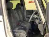 乗降がしやすい運転席。高さが調節できて小柄な方でも運転しやすいポジションをとることができます。