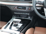内装はシンプルに使い勝手を考え作られています。お車を運転する感覚をダイレクトに体感して頂けます。室内も広くロングドライブにも快適にお過ごしいただけます。