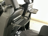 運転席と助手席のシートの裏に収納式のテーブルが装備されています。休憩時のちょっとした小物置きに使えてとっても便利ですね♪