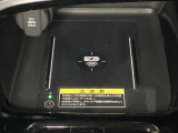 センターコンソールにはワイヤレス充電器を装備してます。Qi(チー)規格対応のスマートフォンなどを置くだけでワイヤレスで充電可能です。またスマートフォンの充電可能なUSB端子なども別途装備しています。
