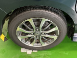 純正アルミホイールです。足元が引き立つので、車全体のイメージがアップしますよ!