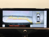 車の全周囲の画像が表示されます。運転席から見づらい個所なども、上空から見たような映像で確認できます。映像のきりかえも出来、後方確認だけでなく大変便利な機能です。