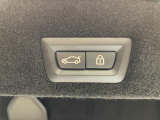 電動パワーゲートです。開閉がボタン1つで開け閉め行えます。また、状況に応じてのトランクハッチ開閉量を簡単に設定可能です。スマートオープナーも便利な機能です。ぜひお試しください。
