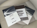 メンテナンスノート、取扱説明書です。 その車の整備記録が事細やかに記録されています。 車が生まれてから今までどのような道を歩んできたのか判るとても重要な物ですよ。