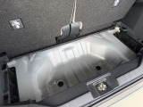 荷室下には、小さな収納もあります。