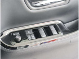 パワーウィンドウのスイッチです。車種によっては鍵のロック・アンロックに連動してミラーが開閉する「オートリトラクタブルミラー」も装備!