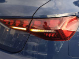 Audiのテールライトは、スタイリッシュで洗練されたデザインが特徴で、多くのモデルでLEDテールライトを採用しております。また、テールライトには動的ウィンカー機能が搭載されているモデルもあります。
