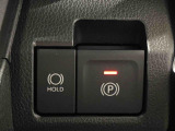 指先だけで簡単に操作が可能な電動パーキングブレーキを採用。「HOLD」スイッチを押すと、渋滞や信号待ちなどでブレーキペダルから足を離しても、ブレーキを保持するので安心です