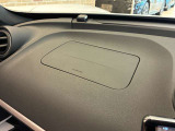 運転席前方のダッシュボード。低いシートから前へ伸びる面と、吹き出し口の配置をご覧いただけます。運転姿勢を整えたときの前方の見え方も、実車であわせてお確かめください。