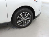 装着タイヤサイズは、225/60R18です。純正アルミホイールを装着しております。