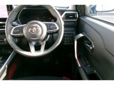 運転席の写真です。見通しのよいすっきりとした視界で、誰でも運転しやすいです。運転のしやすさは疲れにくさにも繋がりますよ♪