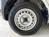 専用のホイールキャップです。タイヤサイズは、145/80R12です。