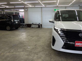当店では専任のメカニックが大切なお客様のお車を一台一台丁寧に整備いたします。自社認証工場にてリフトアップし下回りまでキッチリ検査いたします。