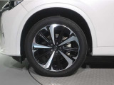 純正ホイールが車を引き締めてくれています。