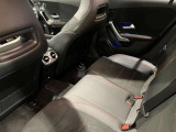 全ての席が主役席なのは、メルセデスならではの特徴です。快適なドライビングが、リラックスした車内空間を作りだします。