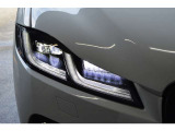 アダプティブLEDヘッドライトは堂々とした存在感を生み出すだけではなく、自然光に近い光を再現し、夜間運転の疲労を低減します。