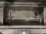 ラゲージの底には、大容量の収納ができる深底ラゲージアンダーボックス。小物のキャンプ道具の収納に大活躍!