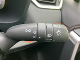 視認性の高いウインカーレバー。直感的な操作で、安全な車線変更をサポートします。