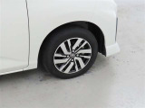 装着タイヤサイズは、165/65R14です。純正アルミホイールを装着しております。