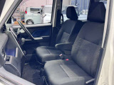 ホールド感に優れた助手席シート。アームレスト付きで長時間のドライブでも疲れにくく、車内移動もしやすいウォークスルー構造です。