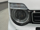 LEDヘッドライトは、点灯の瞬間から最大光量を発揮し、突然暗くなるトンネルなどでの安定感を高めます。