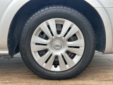 日産純正15インチホイールには195/60/15のタイヤが装着されています。フルホイールカバー搭載です