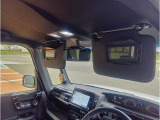 運転席、助手席にバニティミラーが付いてます。