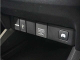 ◆USBチャージャー、12Vの電源ソケット◆使いやすい場所に装備されています。