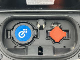 eプラスグレードは急速充電コネクター側に専用ステッカーが貼られてあります。
