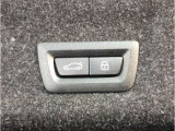 【電動テールゲート】オートマアチックトランクリッドオペレーションが装備されています。両手が塞がっている時でも、スマートキーを身につけていればハンズフリーで開閉可能です。