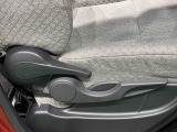 運転される方に合わせて運転席の座面の高さ調整ができるセレクション専用装備のシートリフターが付いてます