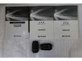 メンテナンスノート、取扱説明書です。メンテナンスノートにはその車の整備記録が事細やかに記録されています。車の履歴が判るとても重要な物です。車検証と一緒に大切に保管してくださいね!