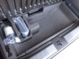 フロアの下にも荷物などを収納できるサブトランクも備えています。荷室内で散らかりがちな荷物を整理整頓なんてのもイイですね♪