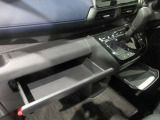 インストスライドボックス ティッシュボックスがまるまる一つ入るボックスです運転席からも開け閉め可能です