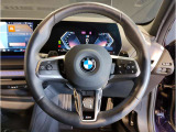 【ハンドル】ドライバーとBMW車の一体感がダイレクトに伝わるステアリングホイール。形状・太さへの拘りに加えて、操作性を高める為にスイッチ類も配置。クイックかつ安定のドライビングを体感下さい!