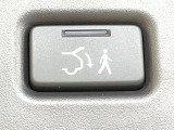 【パワーバックドア】スマートキーや運転席のボタンを押すだけでリアゲートが自動で開閉します!荷物を持っている時や、高い位置にあるバックドアを閉める際に便利な機能です♪