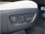 【パワーシート】電動で座面を前後上下に動かすことができます。簡単に運転しても疲れにくい姿勢に調整できます。