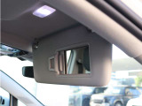 運転席・助手席サンバイザーには照明付きバニティミラーを装備。