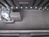 荷室下にも収納があります