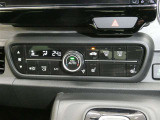 フルオートエアコンです。運転席、助手席それぞれで独立して温度設定ができます。冷え性の方が乗っても安心ですね♪